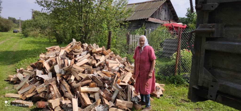 Покупка дров одиноким старикам Ярцевского района Смоленской области