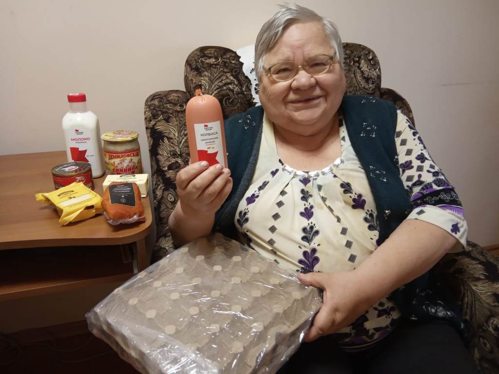 Передача 11 продуктовых наборов пожилым женщинам-инвалидам Великих Лук